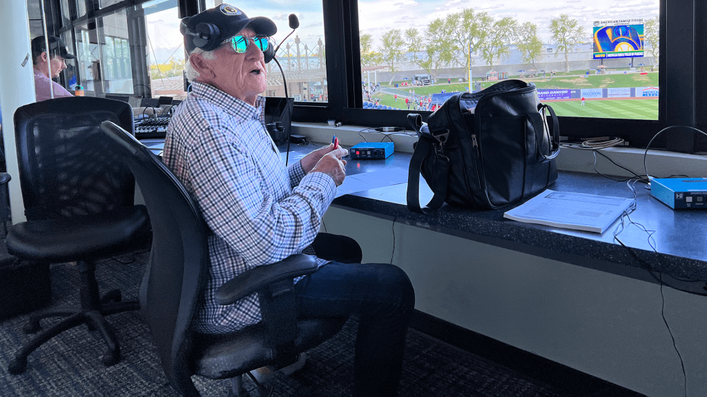 Top Tweets: Bob Uecker is staying busy this Brewers' offseason