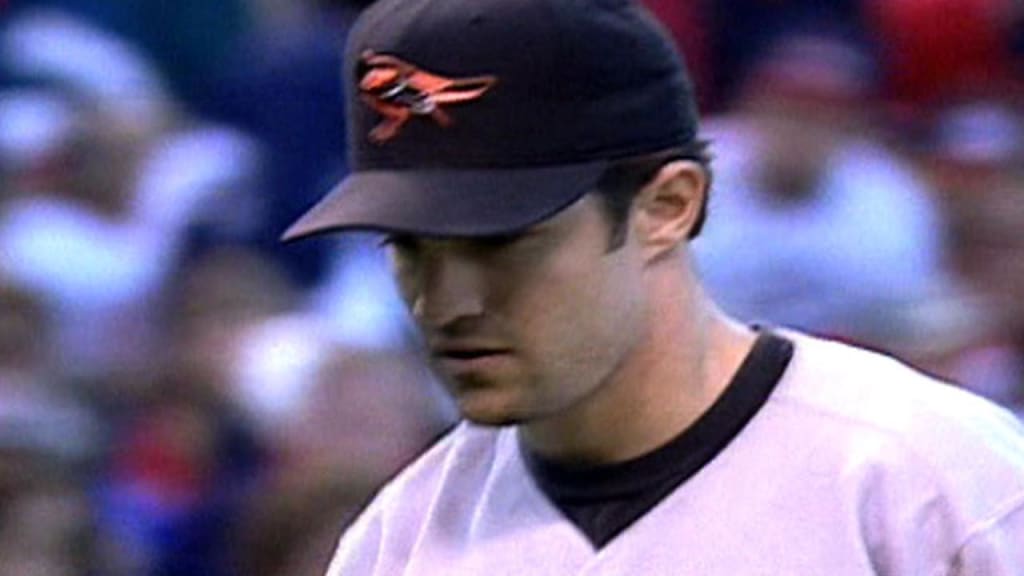 Entering Cooperstown without a logo is as distinctly Mike Mussina