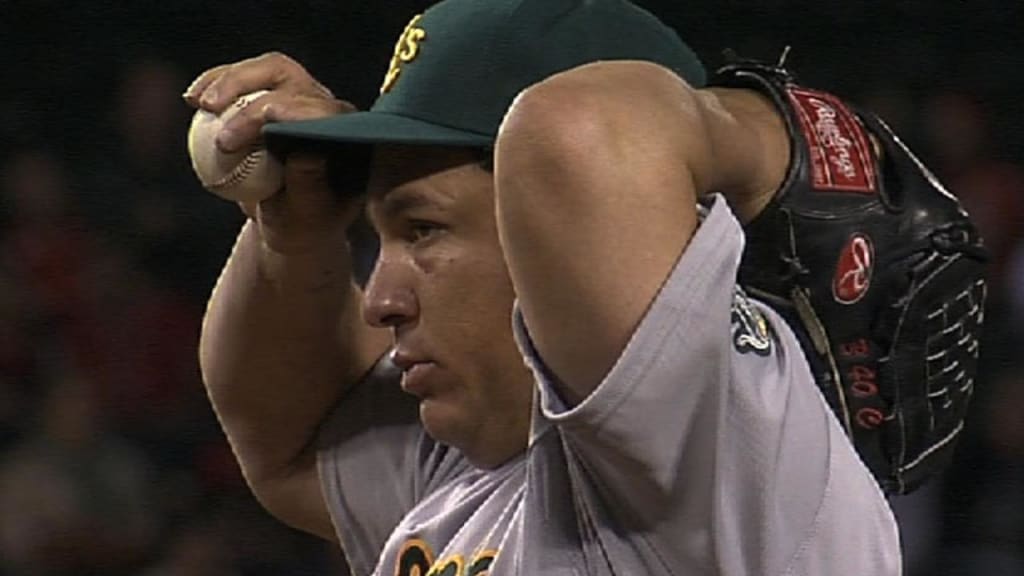 Rangers give 44-year-old Bartolo Colon a minor league deal