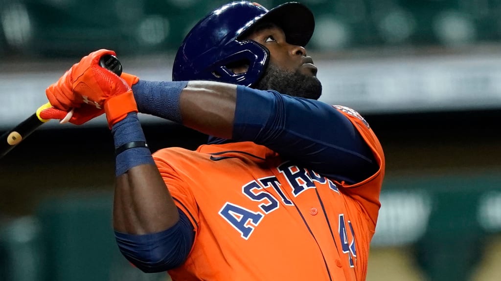 Astros' Yordan Alvarez undergoes arthroscopic surgery on both knees