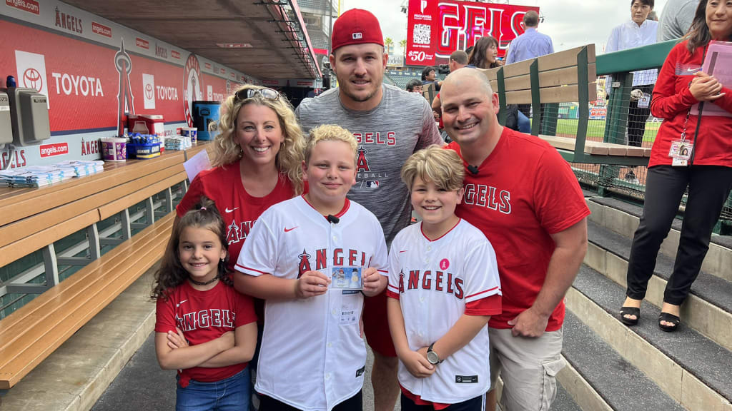 Mike Trout meets kid who pulled rare baseball card