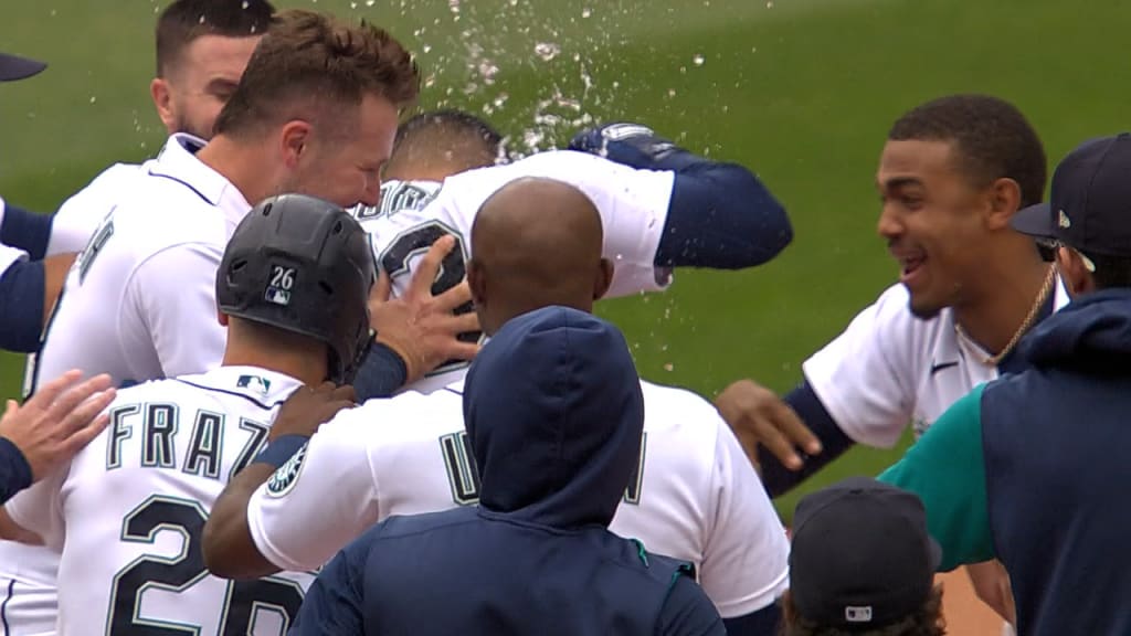 Toro walks it off to give Mariners 2-1 win over Athletics