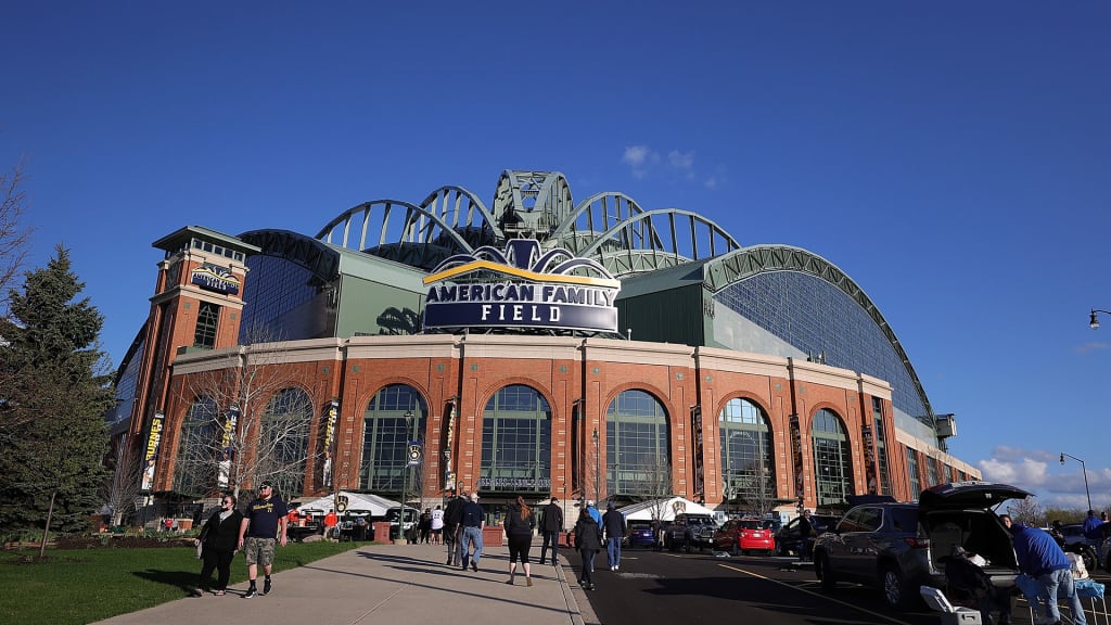 Brewers celebrate return to full capacity at American Family Field