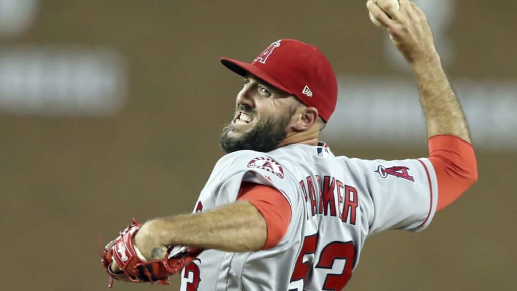 Twins sign reliever Blake Parker