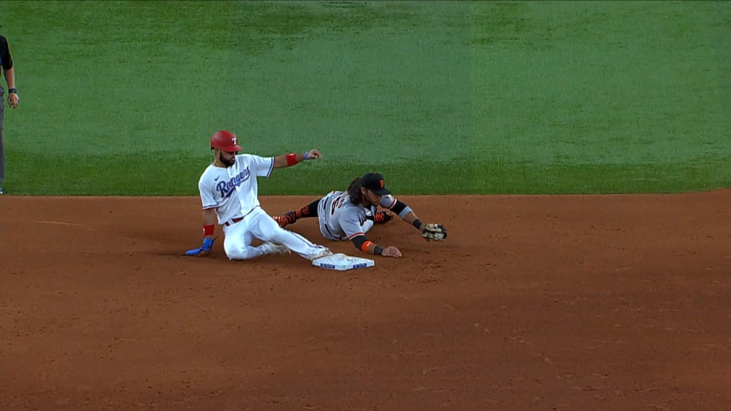 Holt walk-off hit for Rangers in 4-3 win over Giants in 11