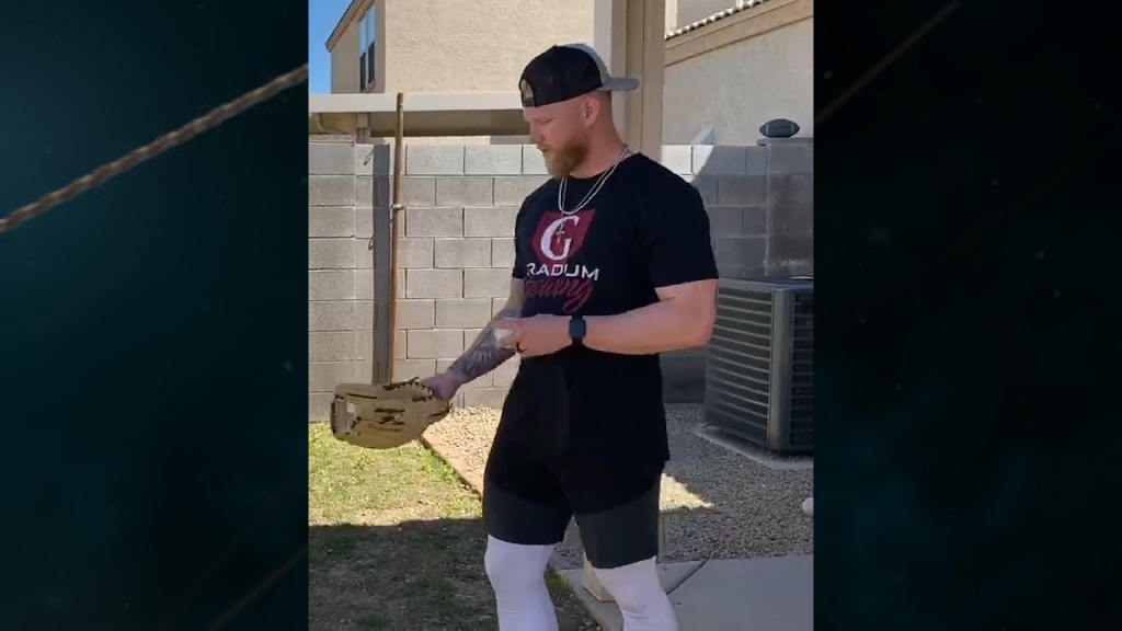 Joey Gallo sets up batting cage in apartment in MLB quarantine