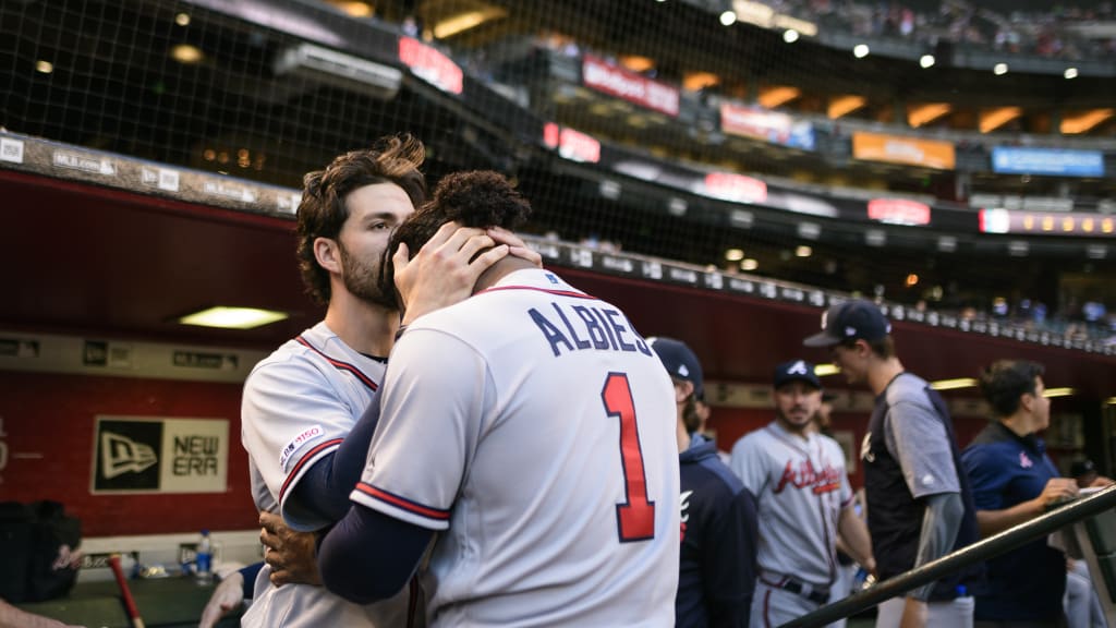 Dansby Swanson plants a kiss on Ozzie Albies' head : r/Basebaww