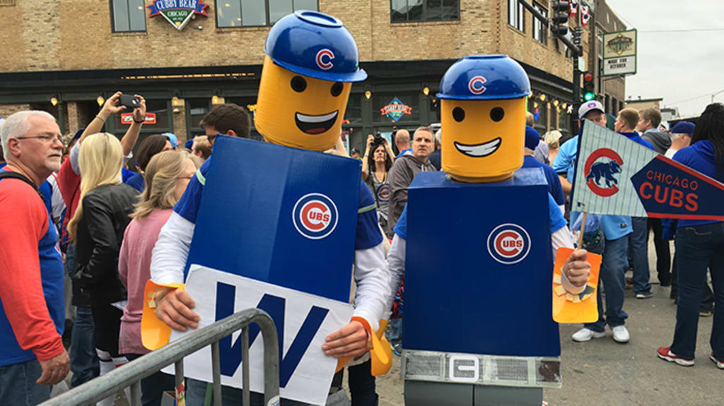 Chicago Cubs, Mascot Statue