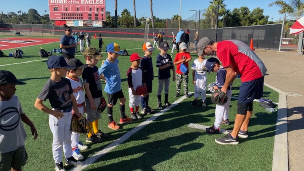 Young players get lessons at Cincinnati Reds Legends Youth