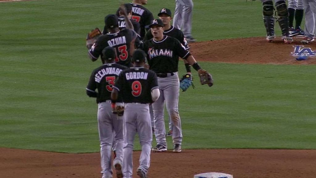 Dee Gordon exits Mariners game vs. Yankees after taking a fastball off the  wrist