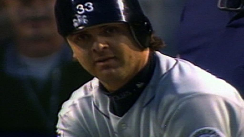 Larry Walker FORGETS the number of outs! 