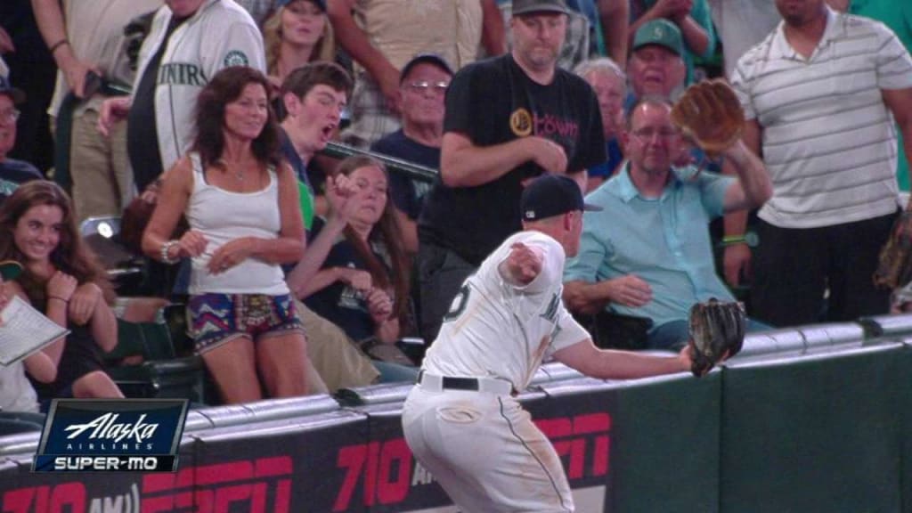 Fan goes heels-over-head in chase for foul ball at Mets game