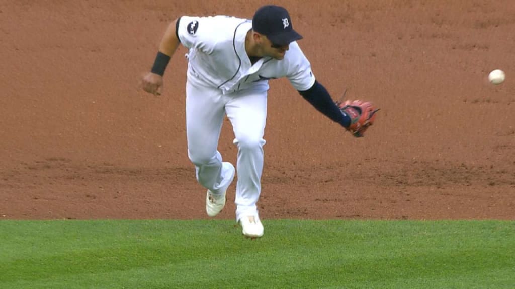 Iglesias' smooth glove flip