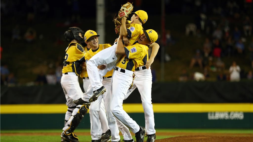 Tennessee celebrates its extra-inning victory over California at Lamade Stadium. (Alex Trautwig/MLB Photos)