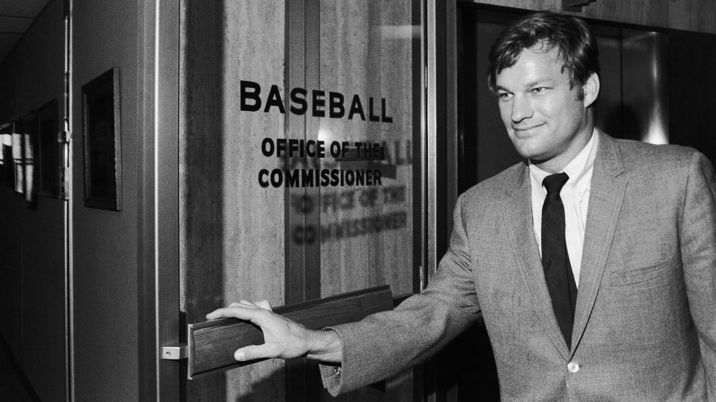 Bouton met with Commissioner Bowie Kuhn in June 1970. (AP)