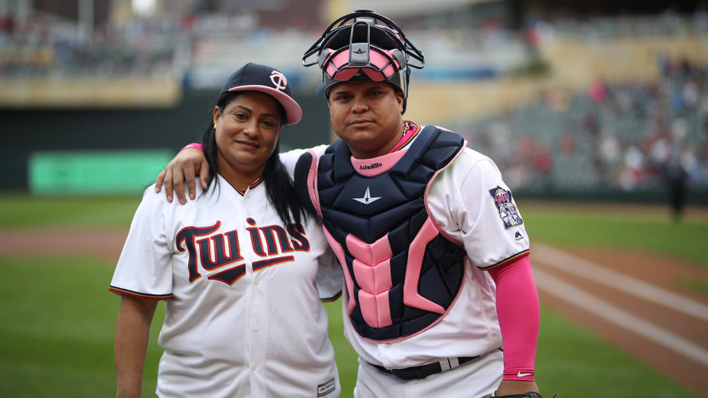 ACTUAL BASEBALL HIGHLIGHT: Willians Astudillo admires clutch