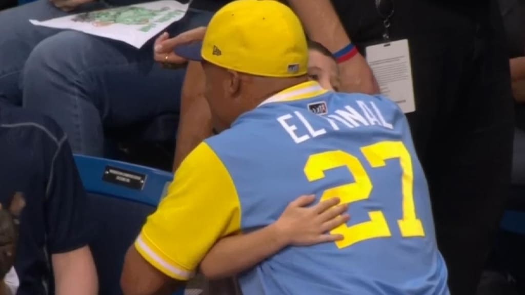 Gomez surprises fan with bat