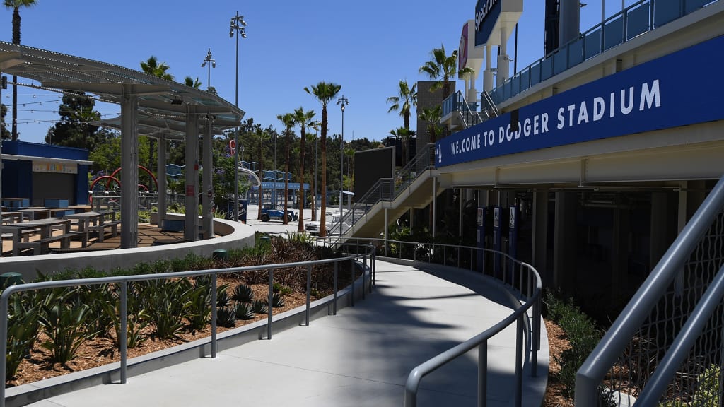 YDI ✎ Dodgers – Center Field Plaza