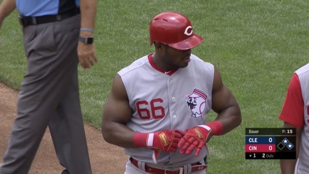 Reds players flex their sleeveless throwback jerseys