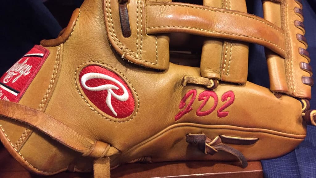 D-backs third baseman Jake Lamb has a custom message on his glove to remember his late friend, Josh Dickerson.