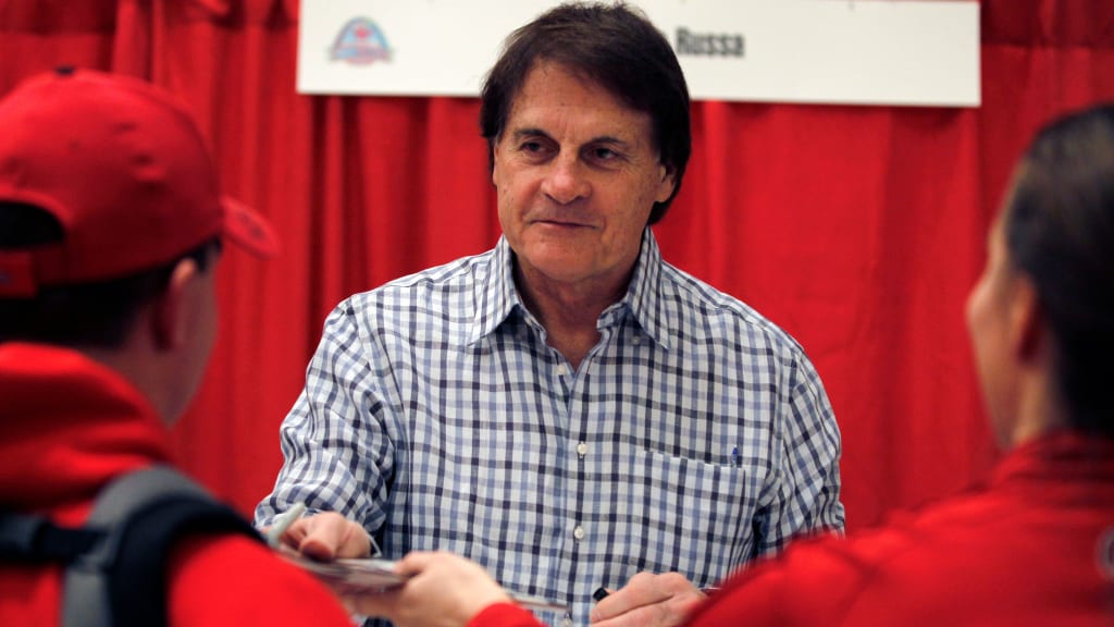 Tony La Russa will be one of many Cardinals greats who will be available for autographs at the 2018 Winter Warm-Up.