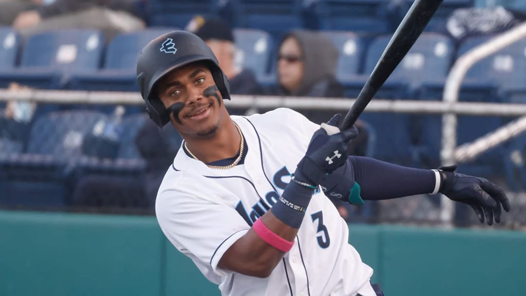 Mariners Julio Rodríguez collects three hits