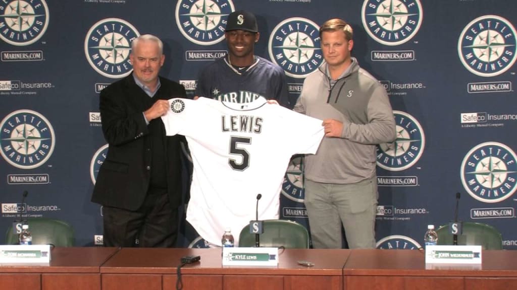 Seattle Mariners first-round draft pick Kyle Lewis holds up his