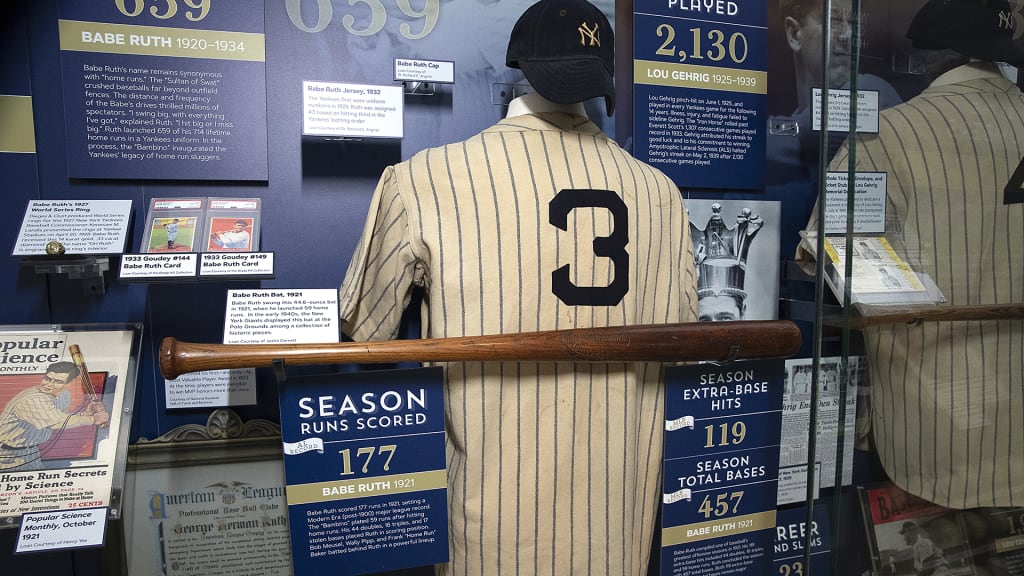 How did the tradition of the Yankees not wearing names on their