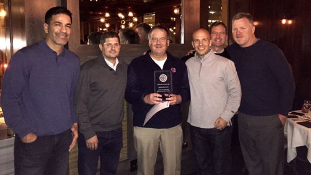 Stan Zielinski, center, poses after being named the Cubs' scout of the year in January 2016. (Cubs)