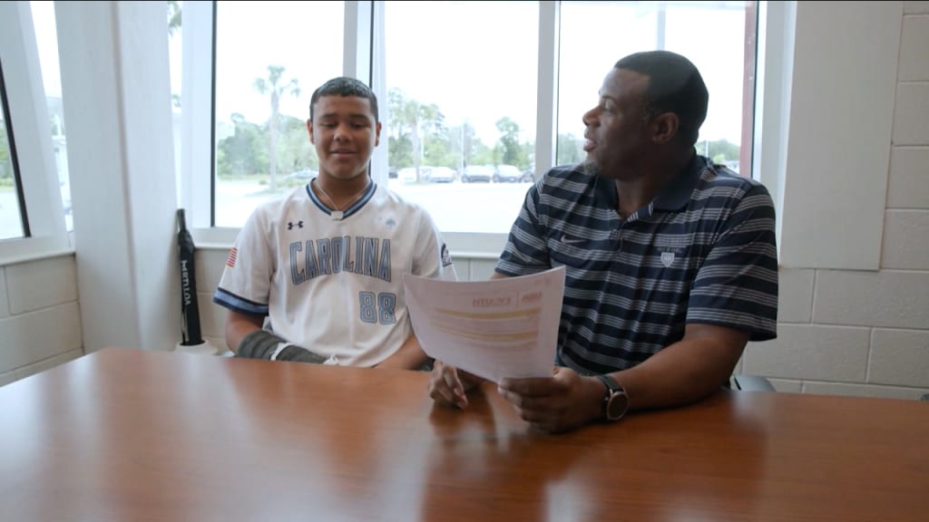 Ken Griffey Jr. surprises teen with Hank Aaron Invitational invite