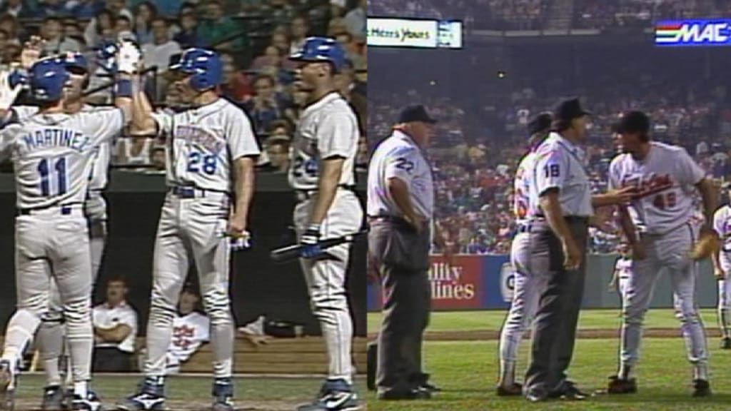 2001 ALCS Gm3: Boone blasts homer to deep center 