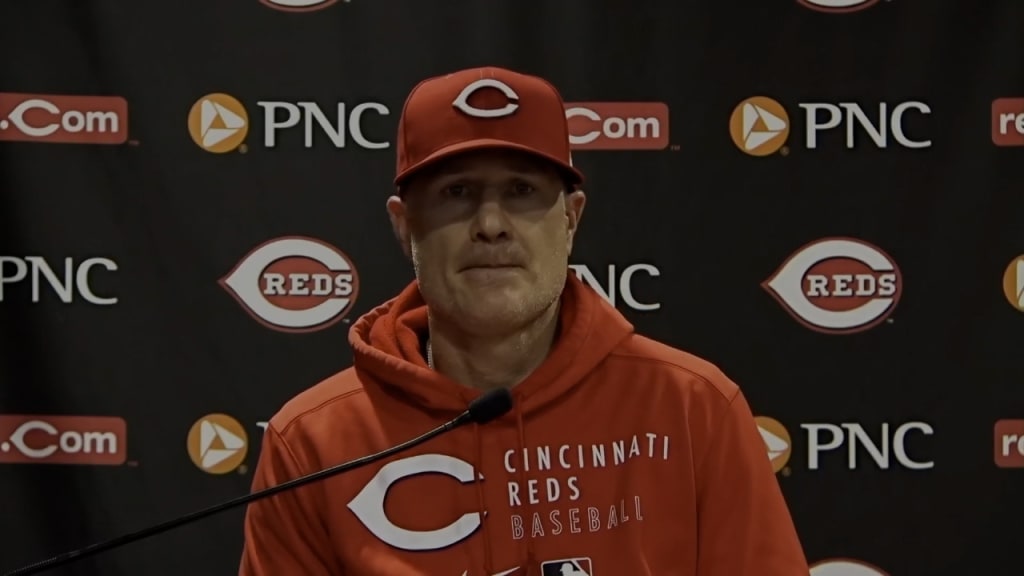 Cincinnati Reds fan helps up Tigers fan, hands home run ball to girl