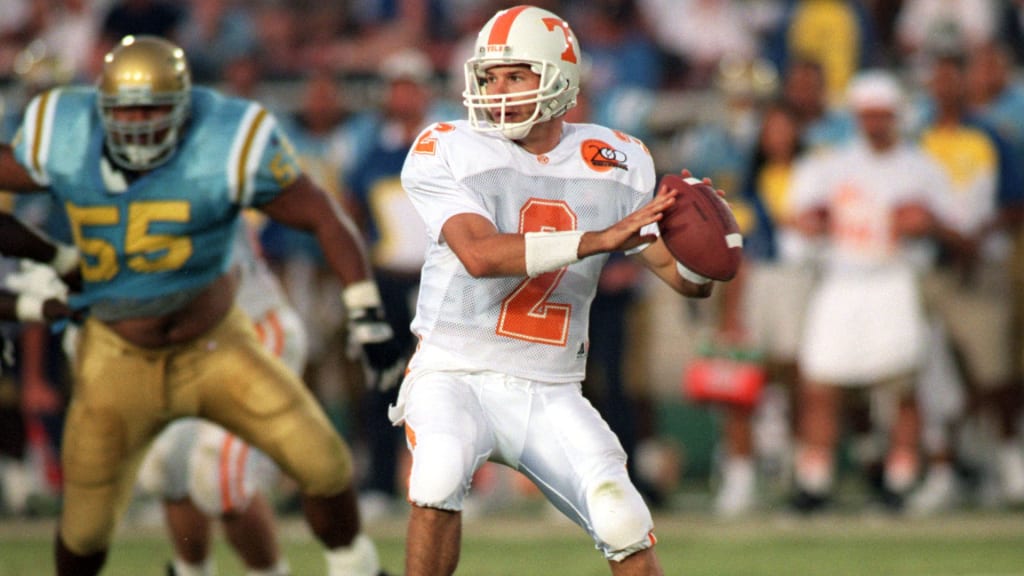 3 SEP 1994: TENNESSEE QUARTERBACK TODD HELTON SETS TO THROW DURING THE VOLUNTEERS 25-23 LOSS TO THE UCLA BRUINS AT THE ROSE BOWL IN PASADENA, CALIFORNIA. Mandatory Credit: Stephen Dunn/ALLSPORT