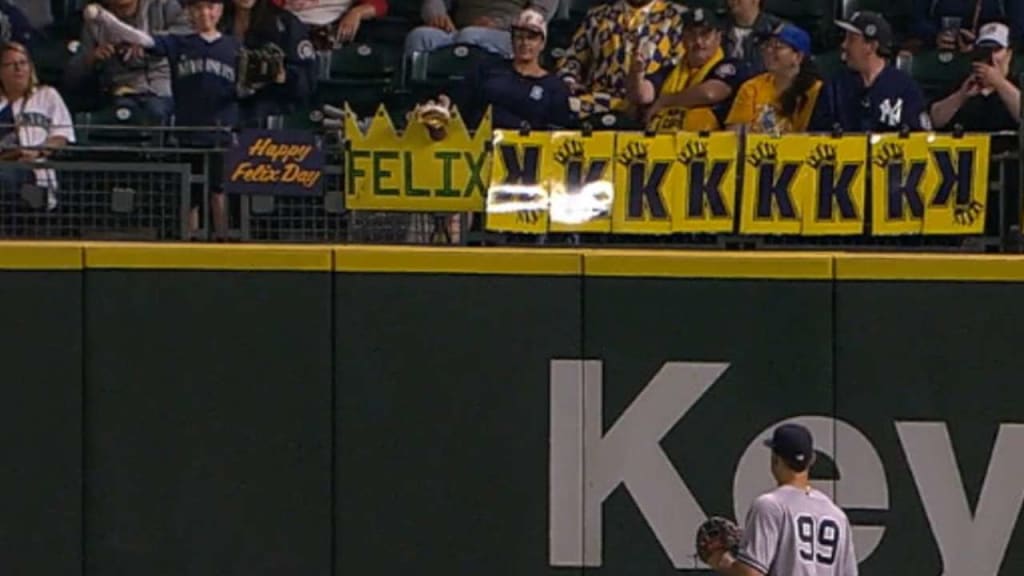 Judge plays catch with fan