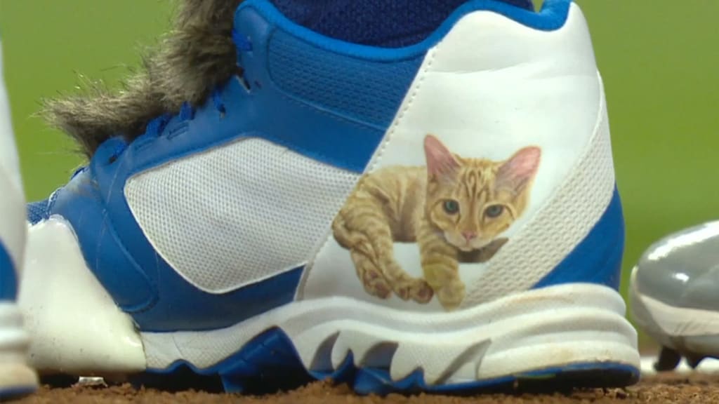 Tony Gonsolin wears cat cleats in NLCS Game 1