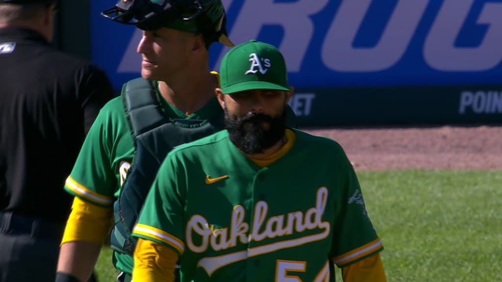 A's ride early outburst to hold off Tigers