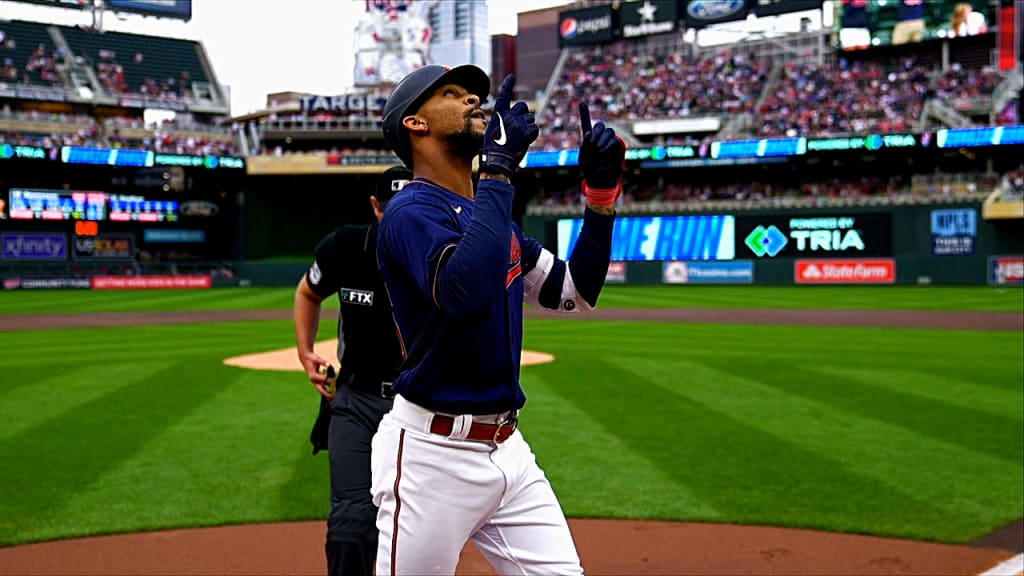 Watch: Buxton crashes into wall to make catch at spring training - Bring Me  The News