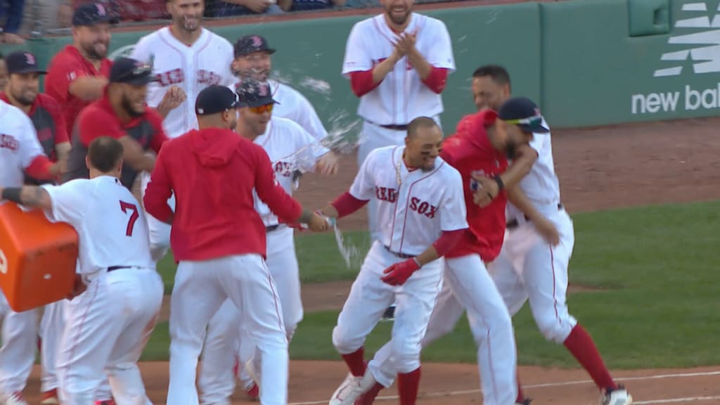 Holt walk-off hit for Rangers in 4-3 win over Giants in 11