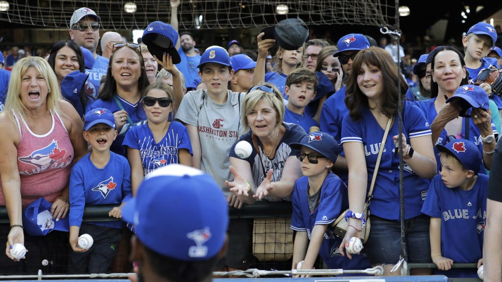 Mariners deal with Blue Jays fans in Seattle