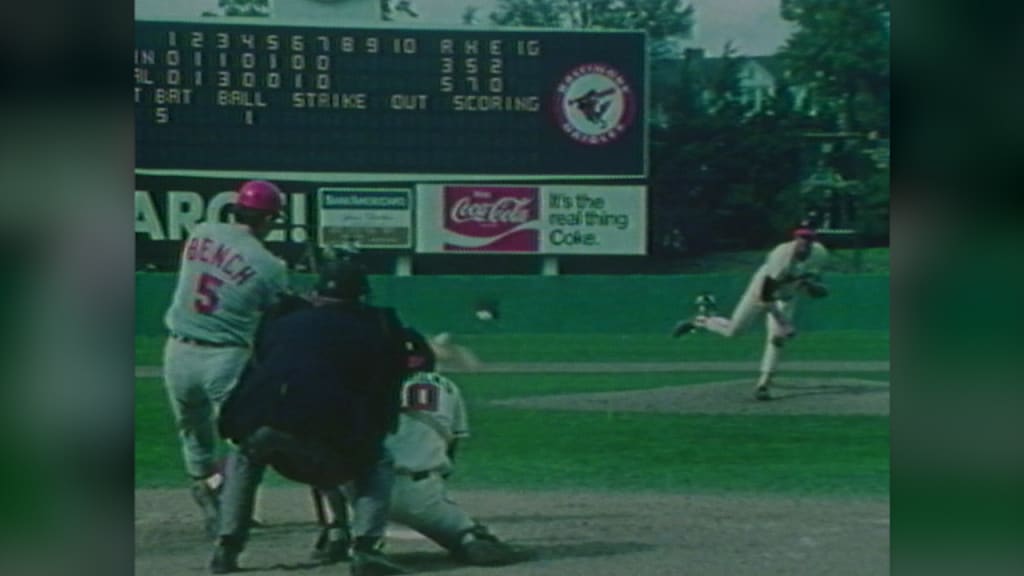 DAVE CONCEPCION CINCINNATI REDS 75-76 WS CHAMPIONS ACTION SIGNED 8x10