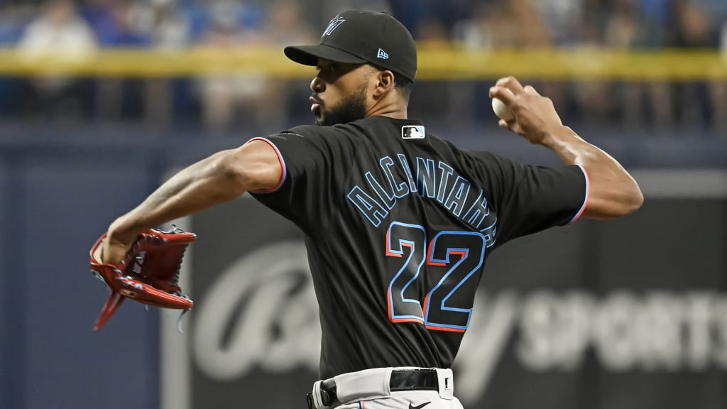Alcántara firma extensión récord con Marlins