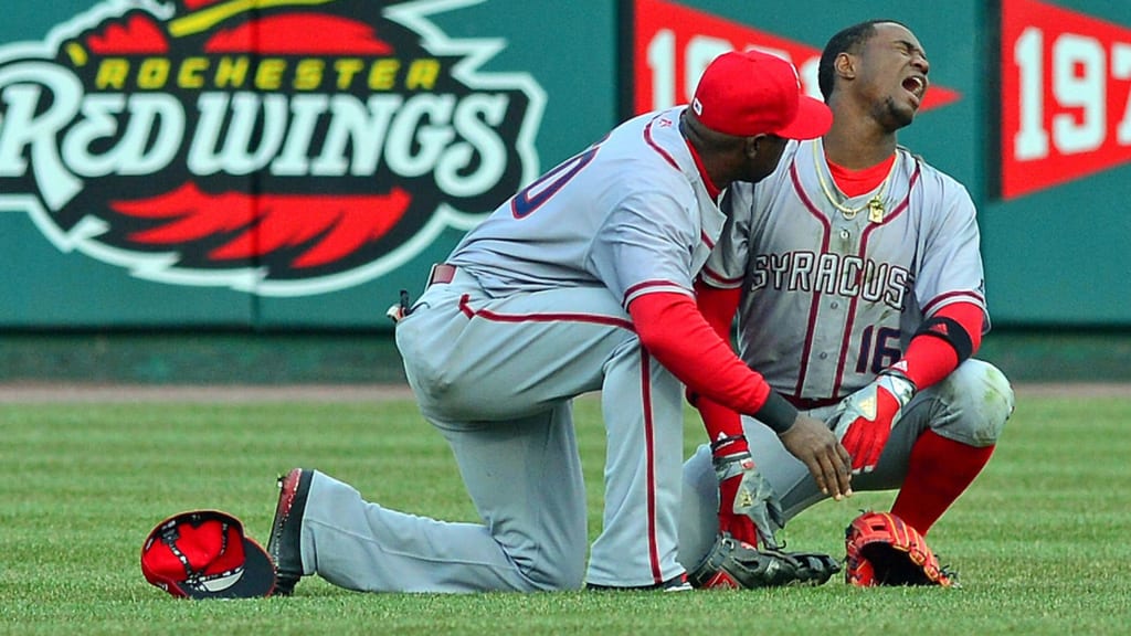 Victor Robles won't need surgery after injuring his elbow while attempting a diving catch. (MLB)