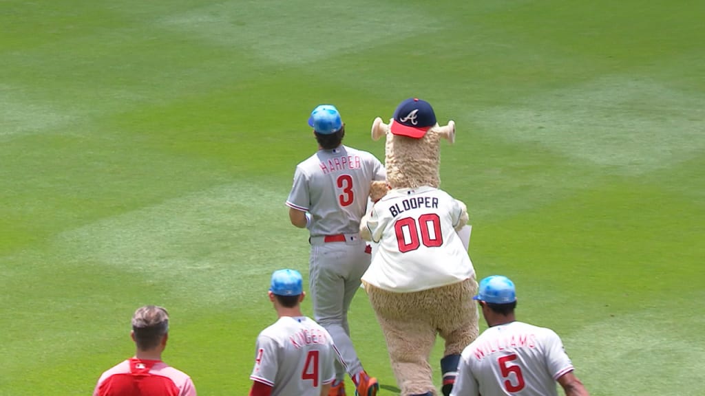 Video: Braves mascot Blooper tricks Manny Machado into signing