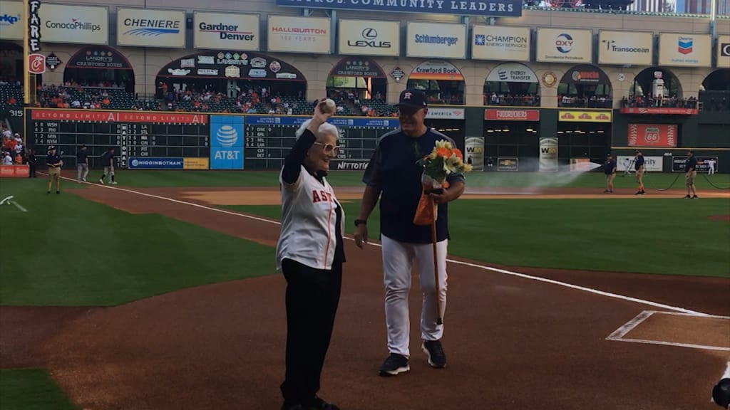 Astros catch first pitch from moms on Mothers Day