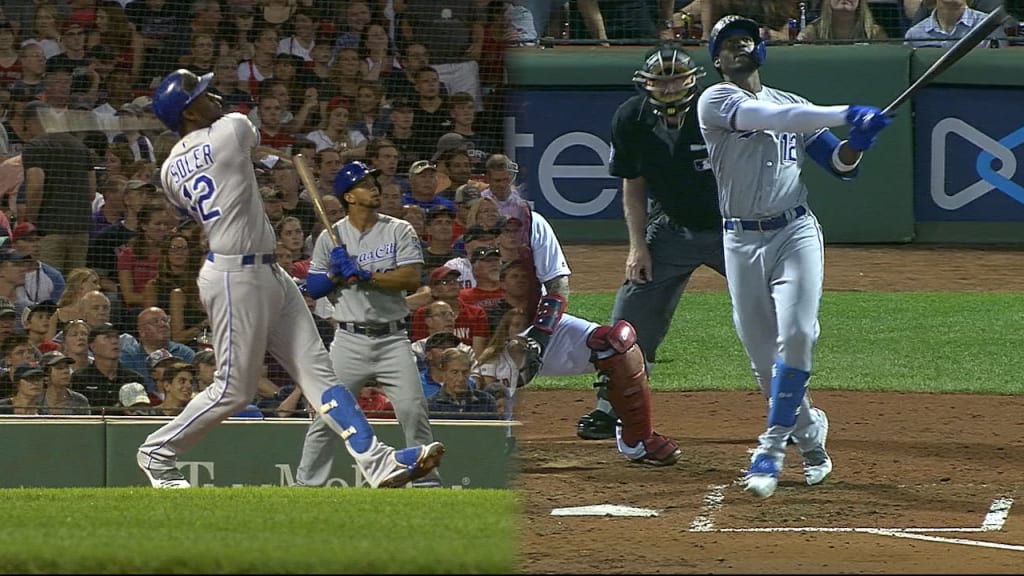 Soler hits two home runs against the Cards 