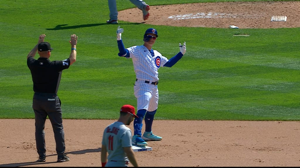 Bill Murray celebrates Cubs' first full-capacity game, leads