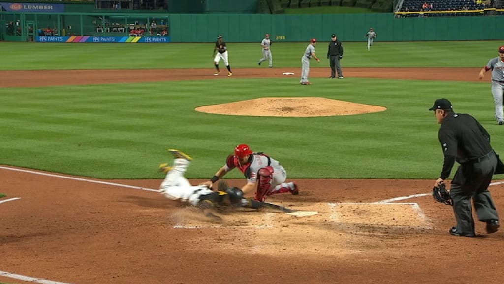 Marte steals home