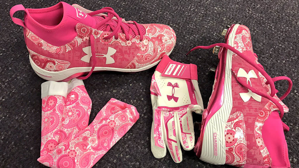 Mark Reynolds' Mother's Day gear on display before Sunday's series finale vs. the Dodgers. (@Rockies)