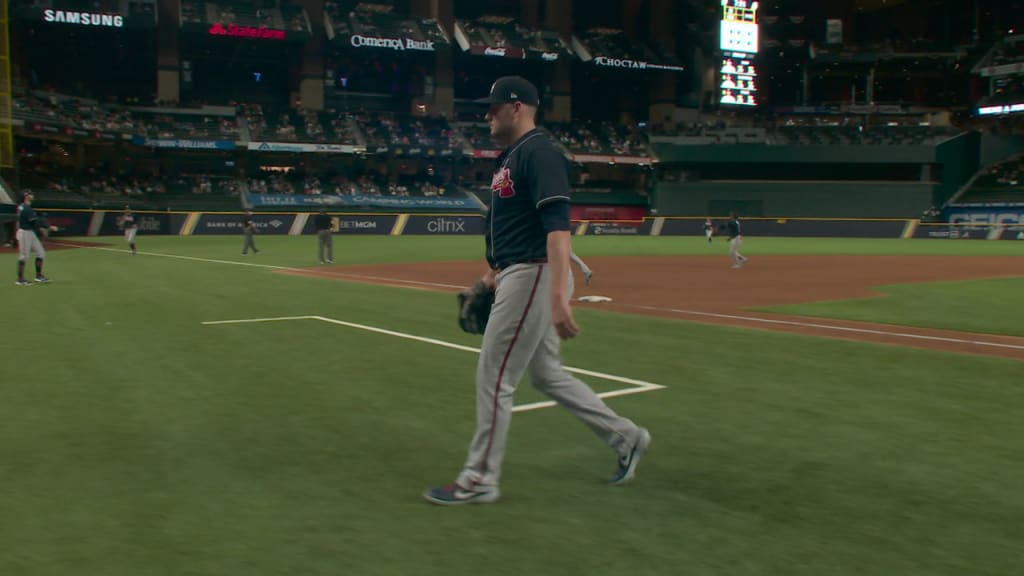 Mark Melancon catches Ozzie Albies home run again in NLCS Game 2