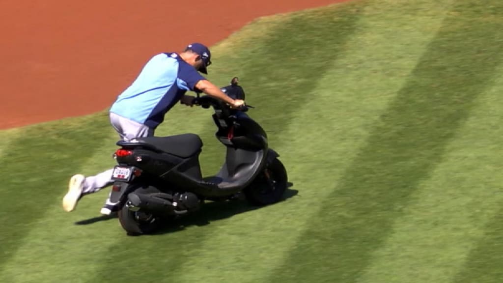 Kevin Cash has Terry Francona's scooter for BP